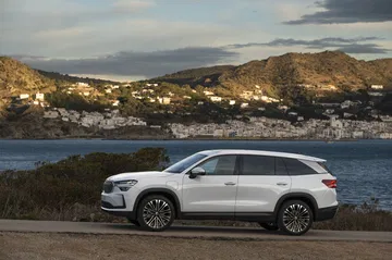Vista lateral del Škoda Kodiaq 2024 mostrando su línea y diseño actualizado.