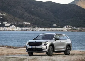 Vista dinámica del Škoda Kodiaq 2024 apreciando su robustez y estilismo moderno.
