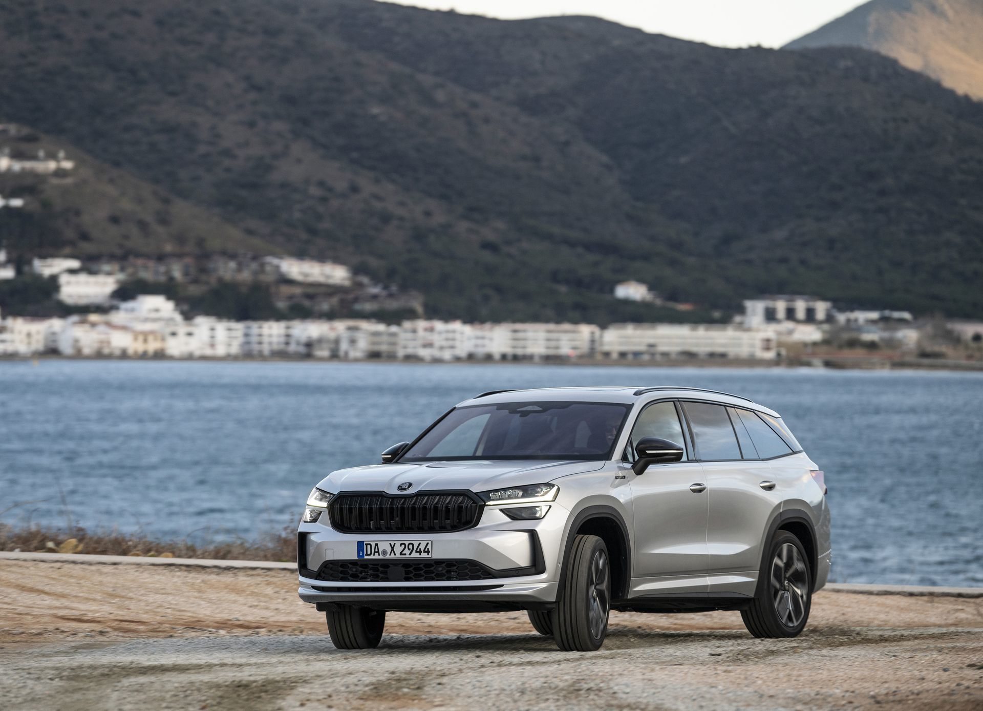 Vista dinámica del Škoda Kodiaq 2024 apreciando su robustez y estilismo moderno.