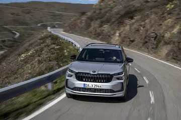 Vista dinámica del Škoda Kodiaq 2024 en carretera de montaña