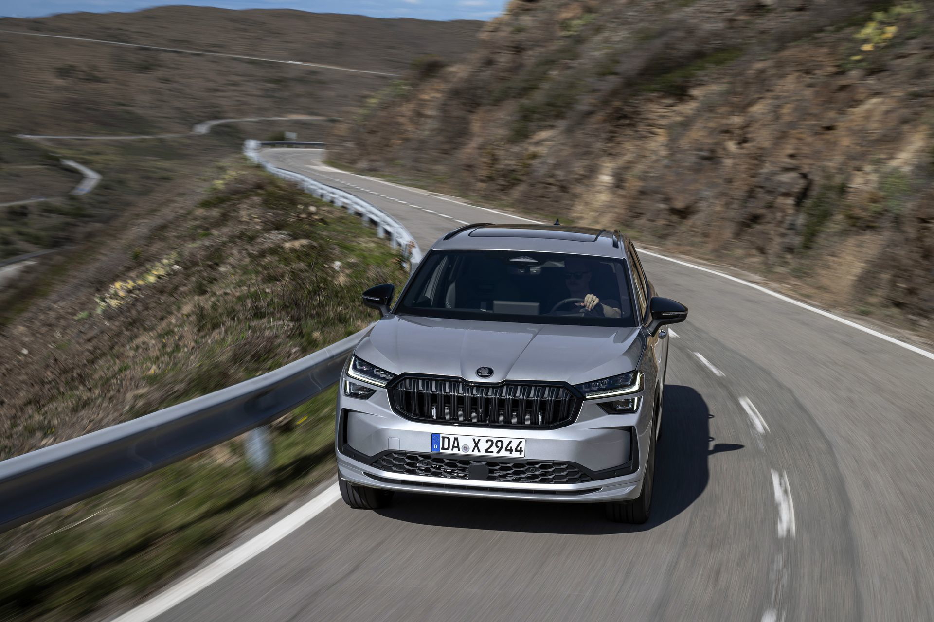 Vista dinámica del Škoda Kodiaq 2024 en carretera de montaña