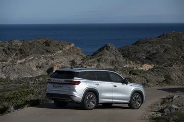 Vista lateral del Skoda Kodiaq 2024 con paisaje rocoso de fondo