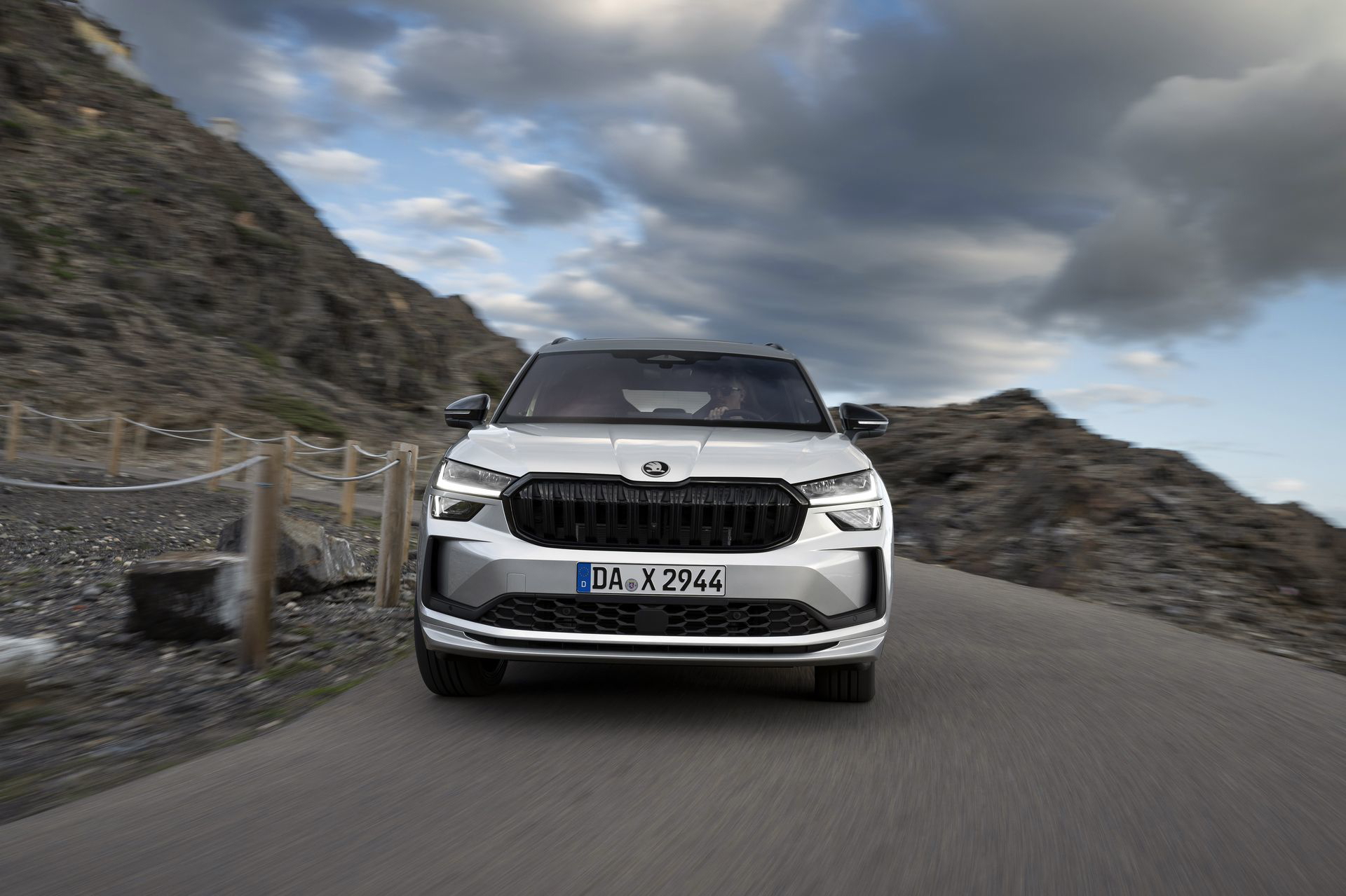 Vista frontal del Skoda Kodiaq 2024 rodando con imponente parrilla y faros LED