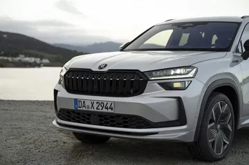 Vista frontal del Škoda Kodiaq 2024 destacando su parrilla y faros.