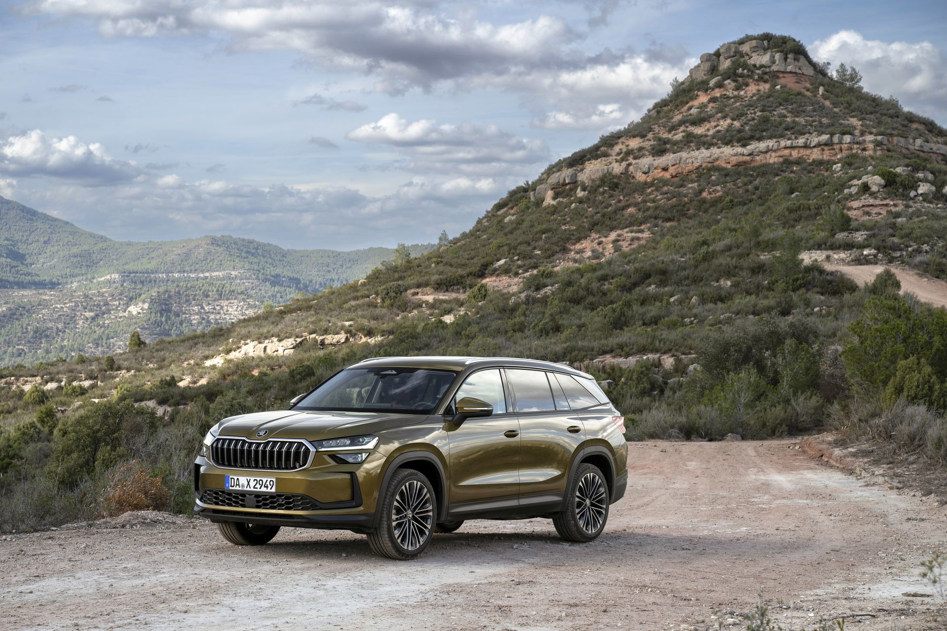 Vista lateral del Škoda Kodiaq 2024 en ambiente natural, destacando su diseño robusto.