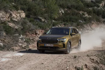 Skoda Kodiaq 2024 en una toma lateral dinámica sobre camino de tierra.