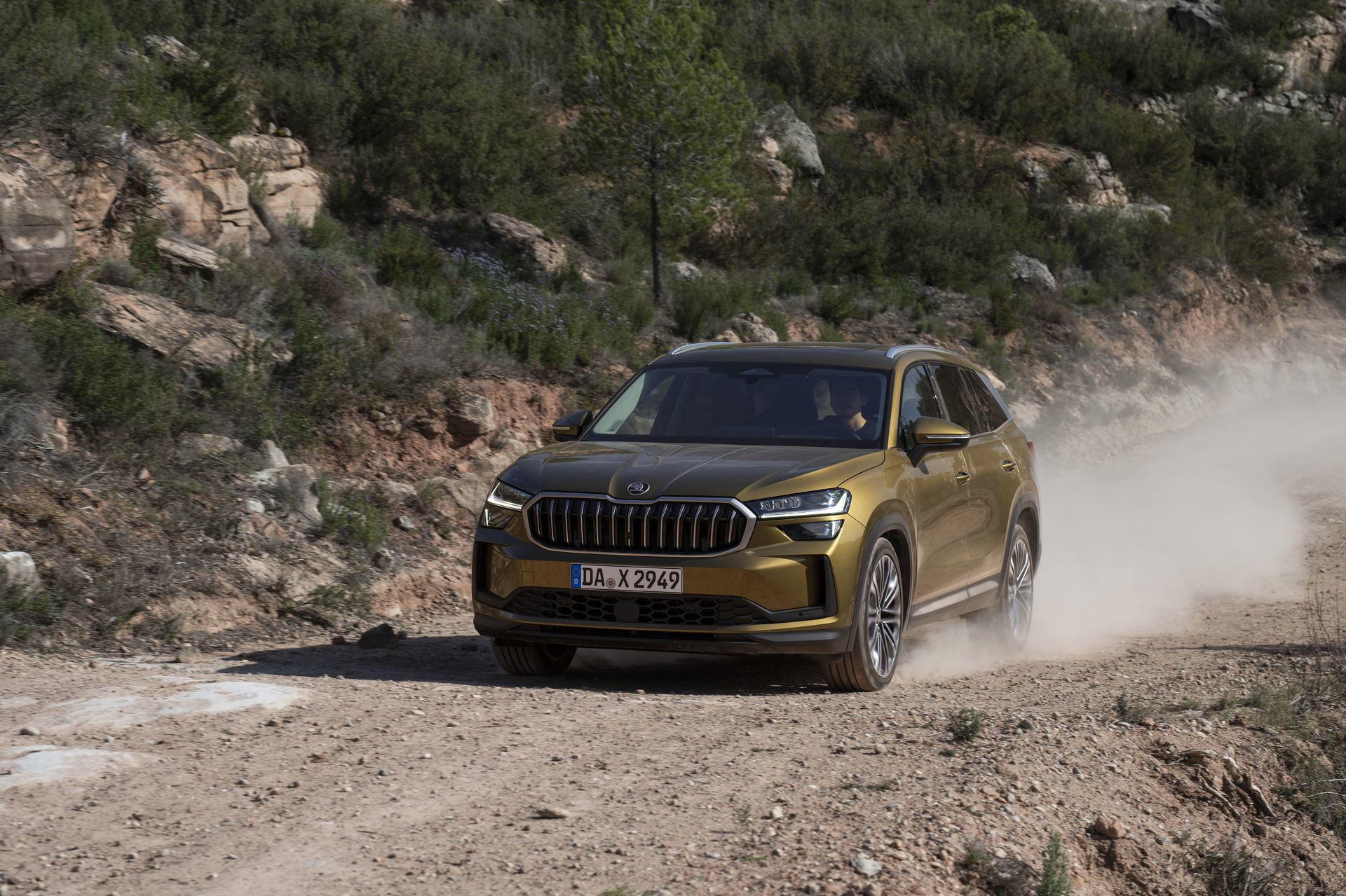 Skoda Kodiaq 2024 en una toma lateral dinámica sobre camino de tierra.