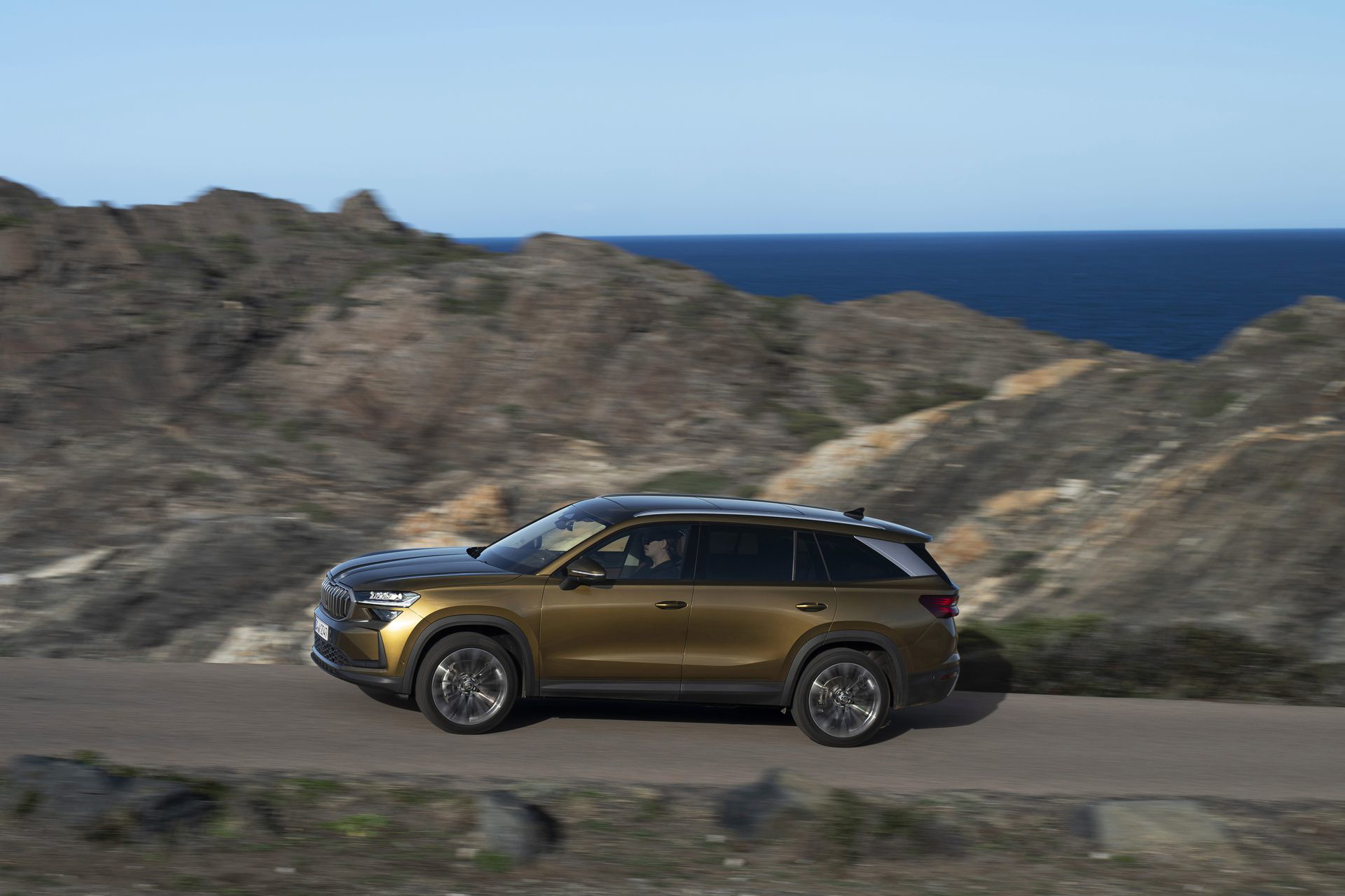 El Škoda Kodiaq 2024 luce imponente en su versión lateral, realzando su diseño robusto.