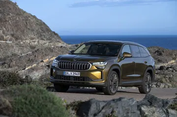 Vista del Škoda Kodiaq 2024 mostrando su imponente frontal y perfil elegante.