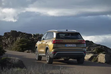 Vista dinámica del Škoda Kodiaq 2024, enfatizando su diseño trasero y lateral.