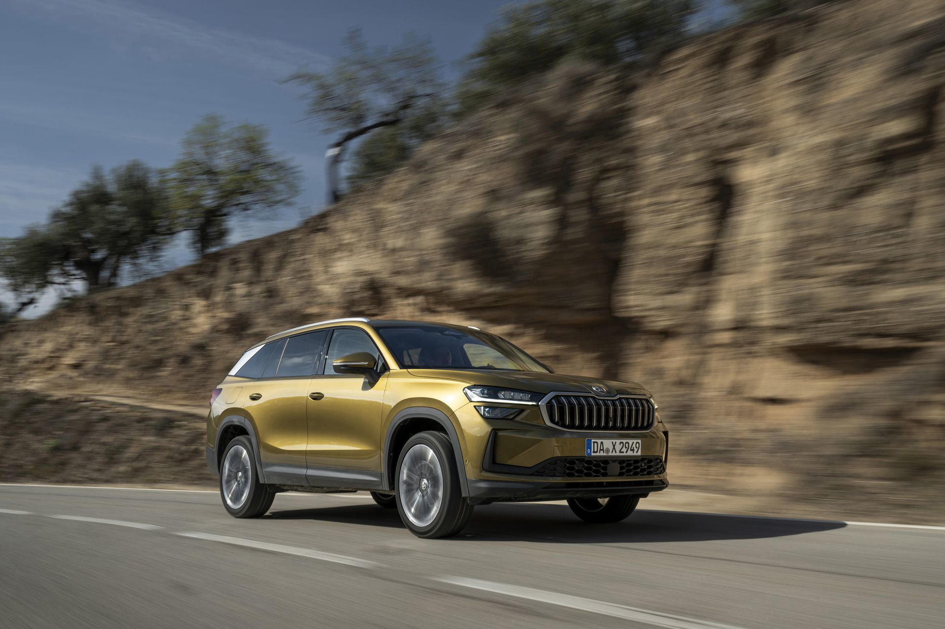 Vista dinámica del Škoda Kodiaq 2024, destacando su estilizado diseño frontal y lateral.