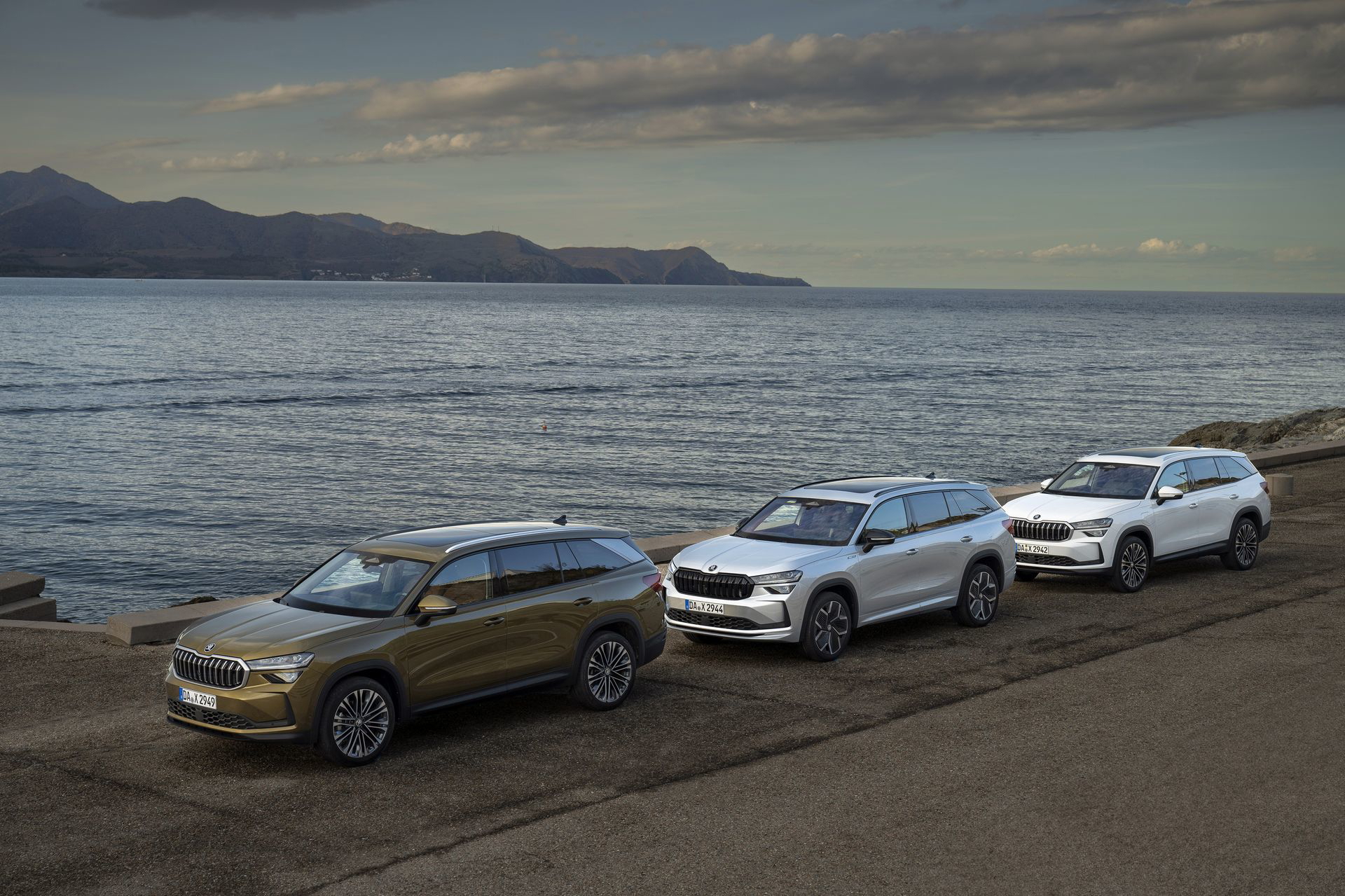 Vista lateral de la gama Skoda Kodiaq 2024 junto a la costa