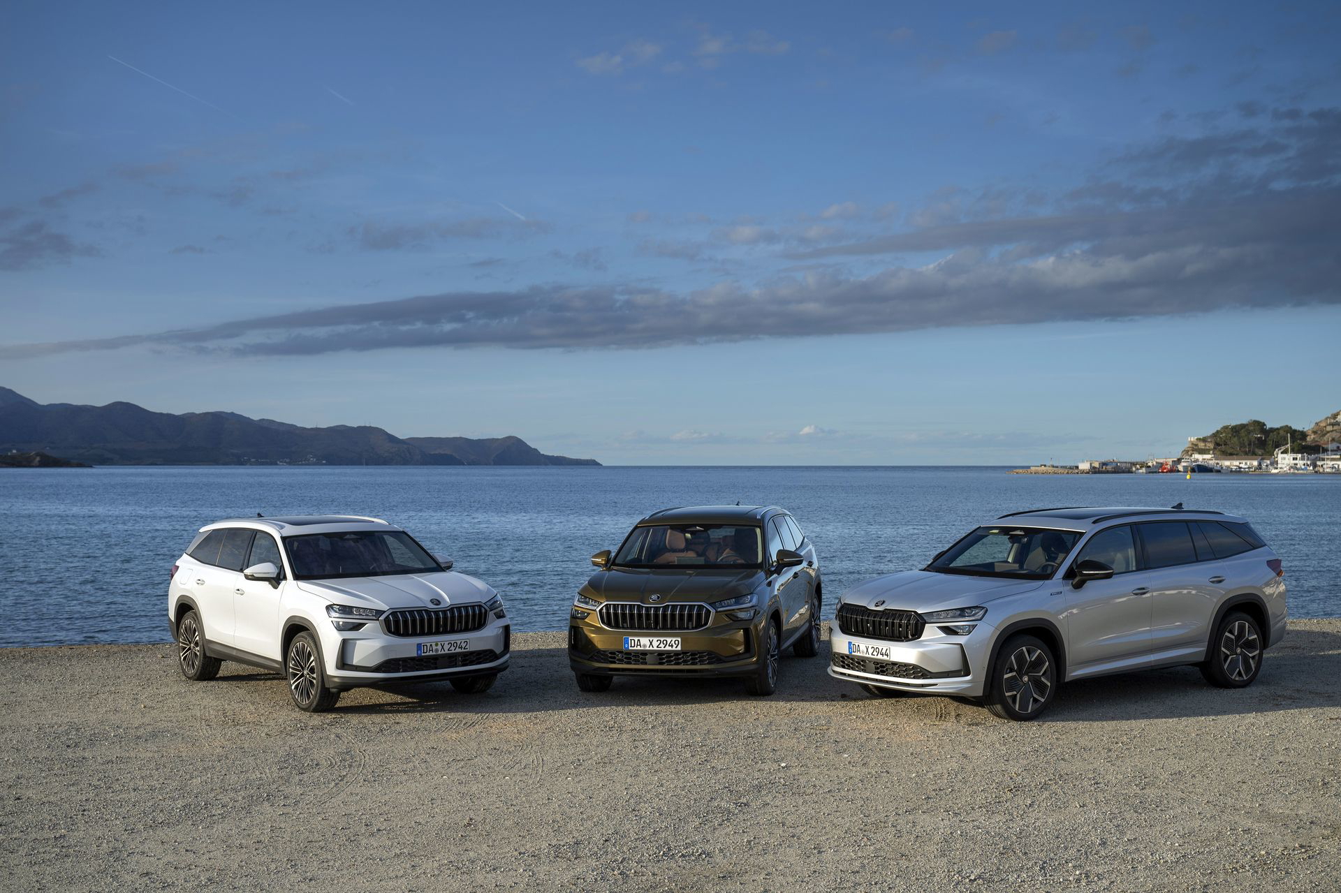 Vista frontal y lateral de la gama Skoda Kodiaq 2024 estacionados frente al mar.