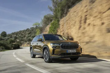 Vista dinámica del Skoda Kodiaq 2024 en plena ruta.
