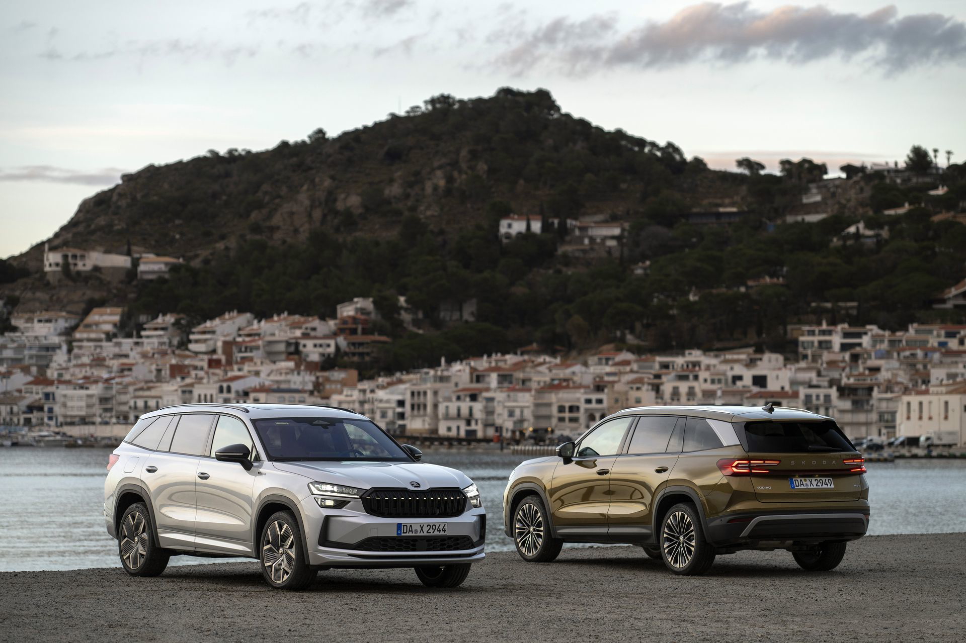 Vista frontal y lateral del Skoda Kodiaq 2024 estacionados frente a un pintoresco paisaje.