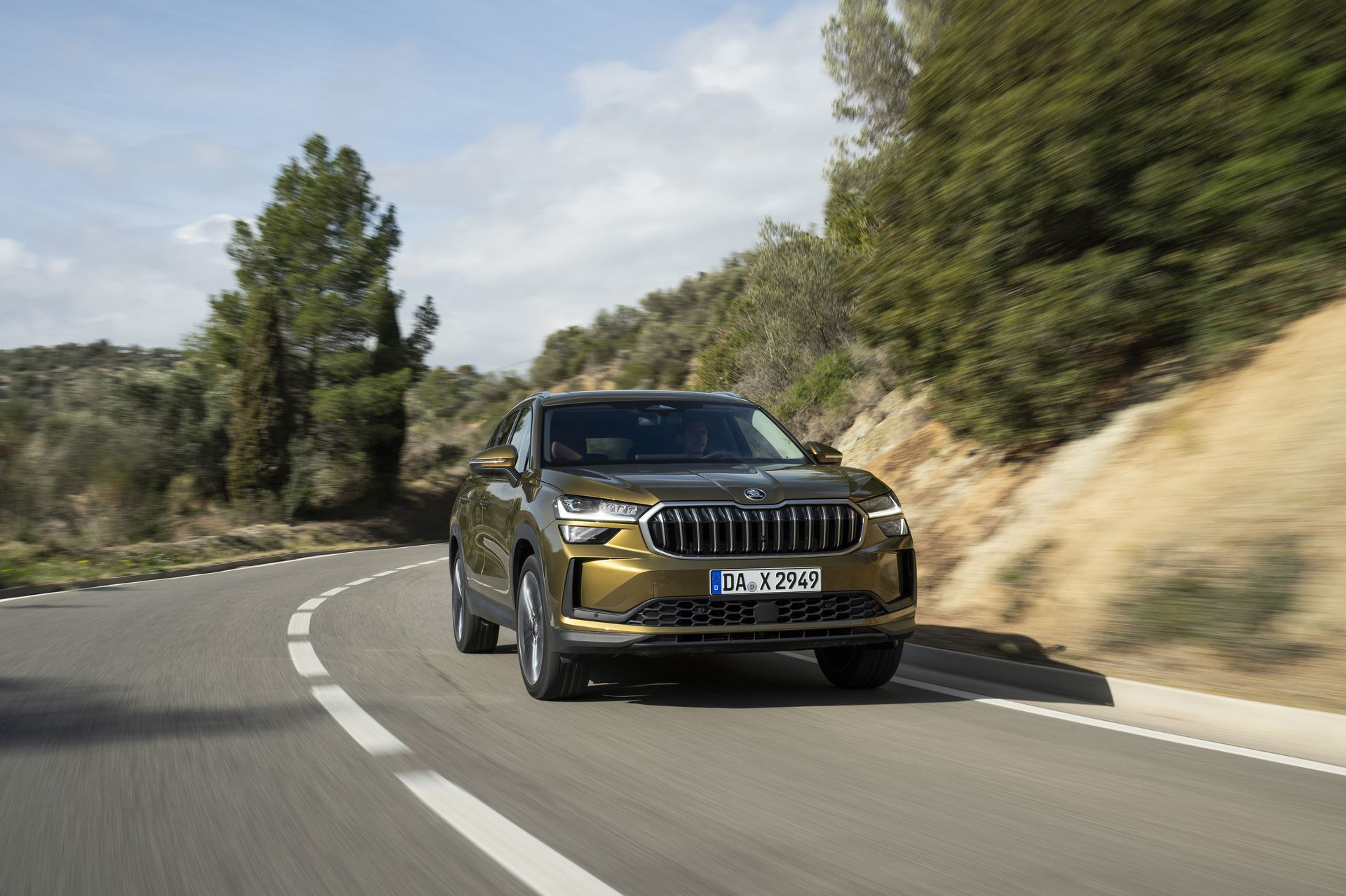 Vista dinámica del Škoda Kodiaq 2024 en carretera, destacando su frontal y perfil.