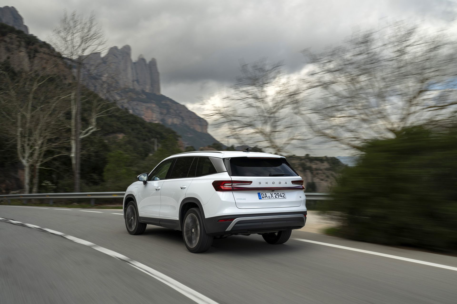 Vista dinámica del Skoda Kodiaq 2024 en carretera, destacando su diseño trasero y lateral.