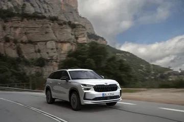 El Škoda Kodiaq 2024 capturado en movimiento, mostrando su diseño lateral robusto y elegantes líneas.