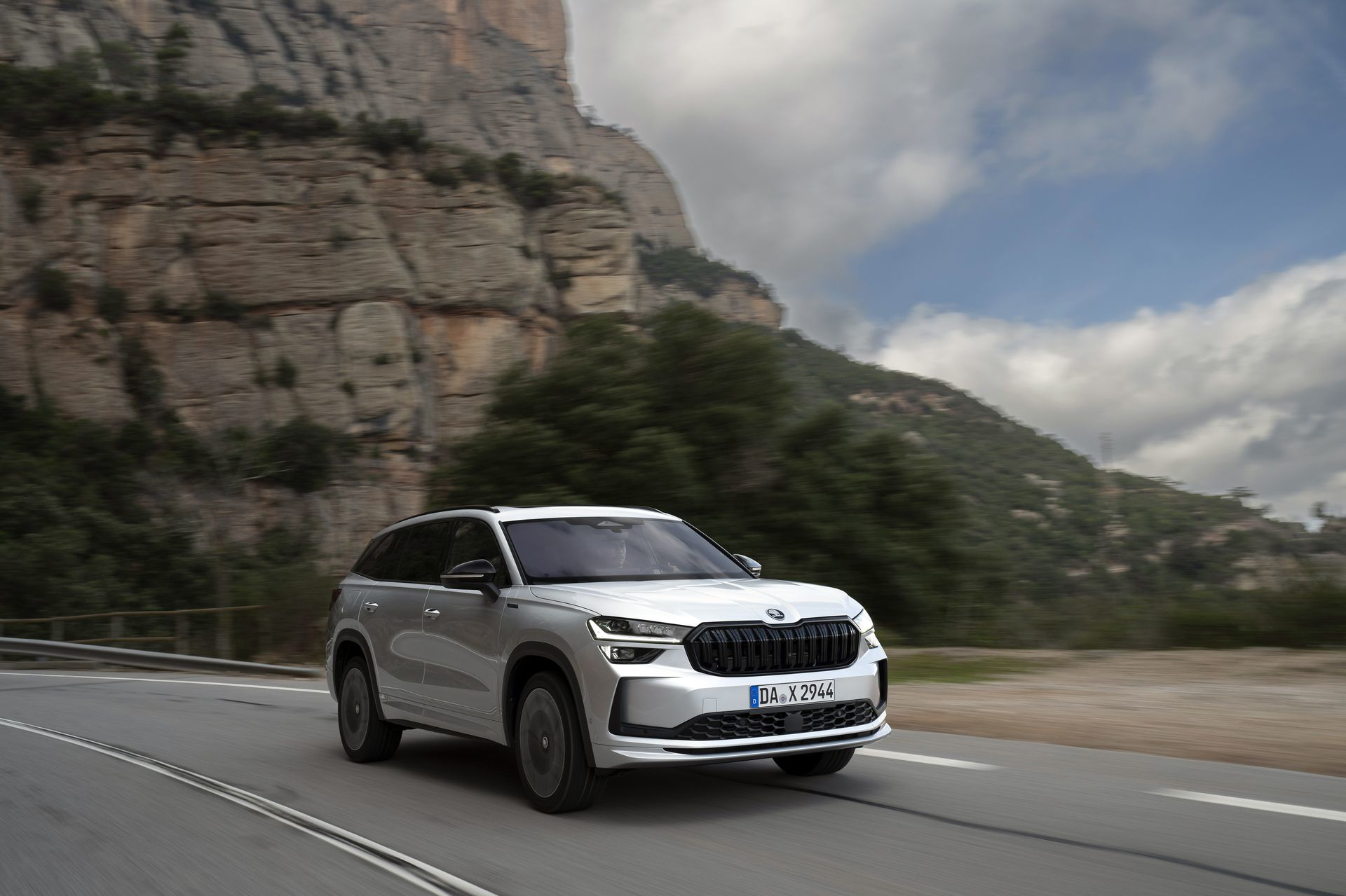El Škoda Kodiaq 2024 capturado en movimiento, mostrando su diseño lateral robusto y elegantes líneas.
