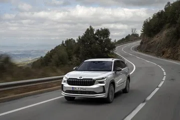 Vista dinámica del Škoda Kodiaq 2024 rodando con presencia y robustez