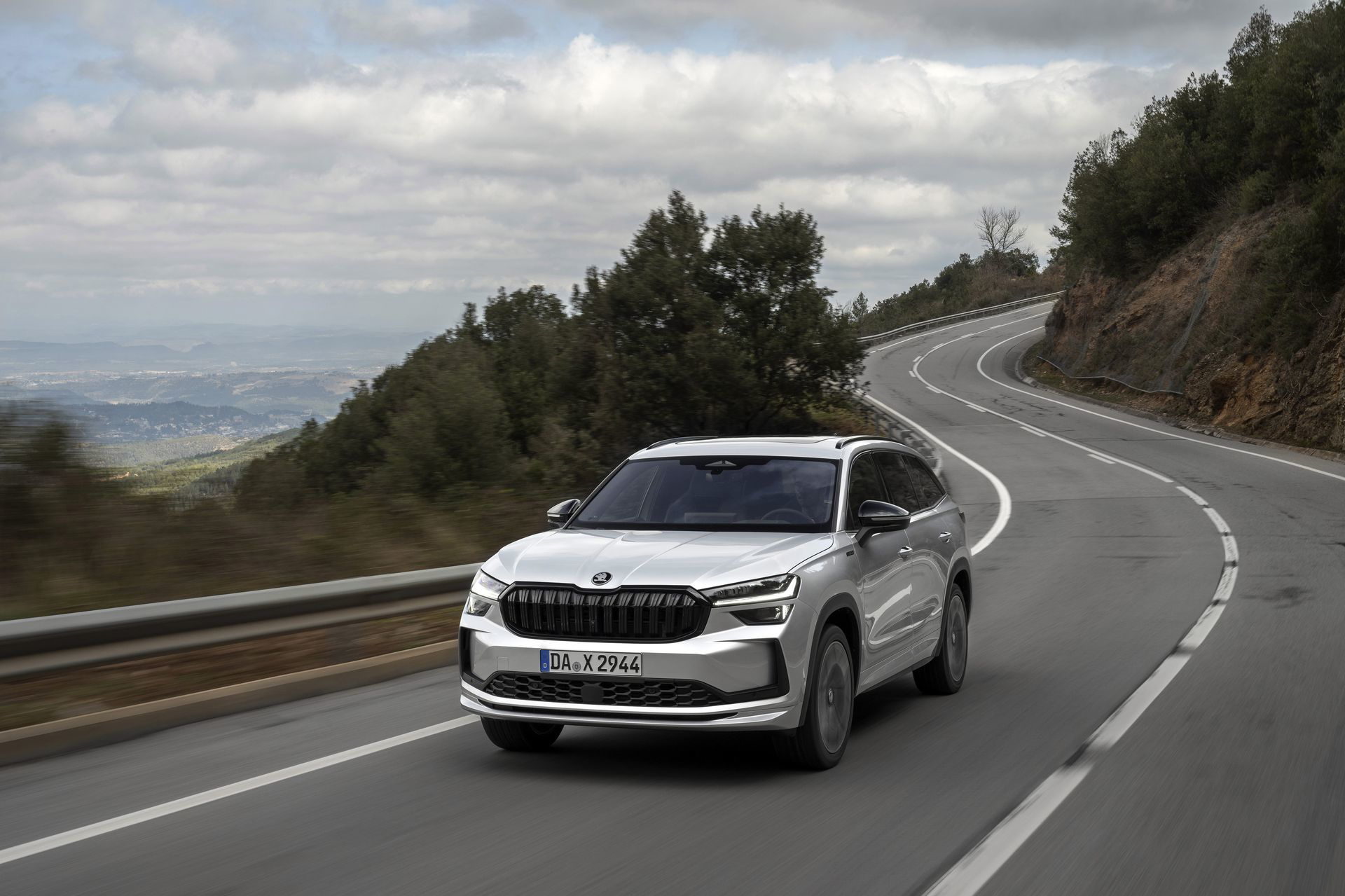 Vista dinámica del Škoda Kodiaq 2024 rodando con presencia y robustez