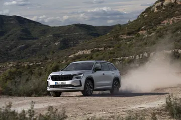 Vista dinámica del Skoda Kodiaq 2024 rodando en caminos de tierra.