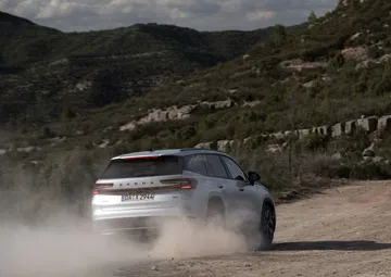 Vista dinámica del Skoda Kodiaq 2024 recorriendo caminos de tierra.