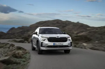 Škoda Kodiaq 2024 en su faceta dinámica, rodando por carretera con imponencia y estilo.