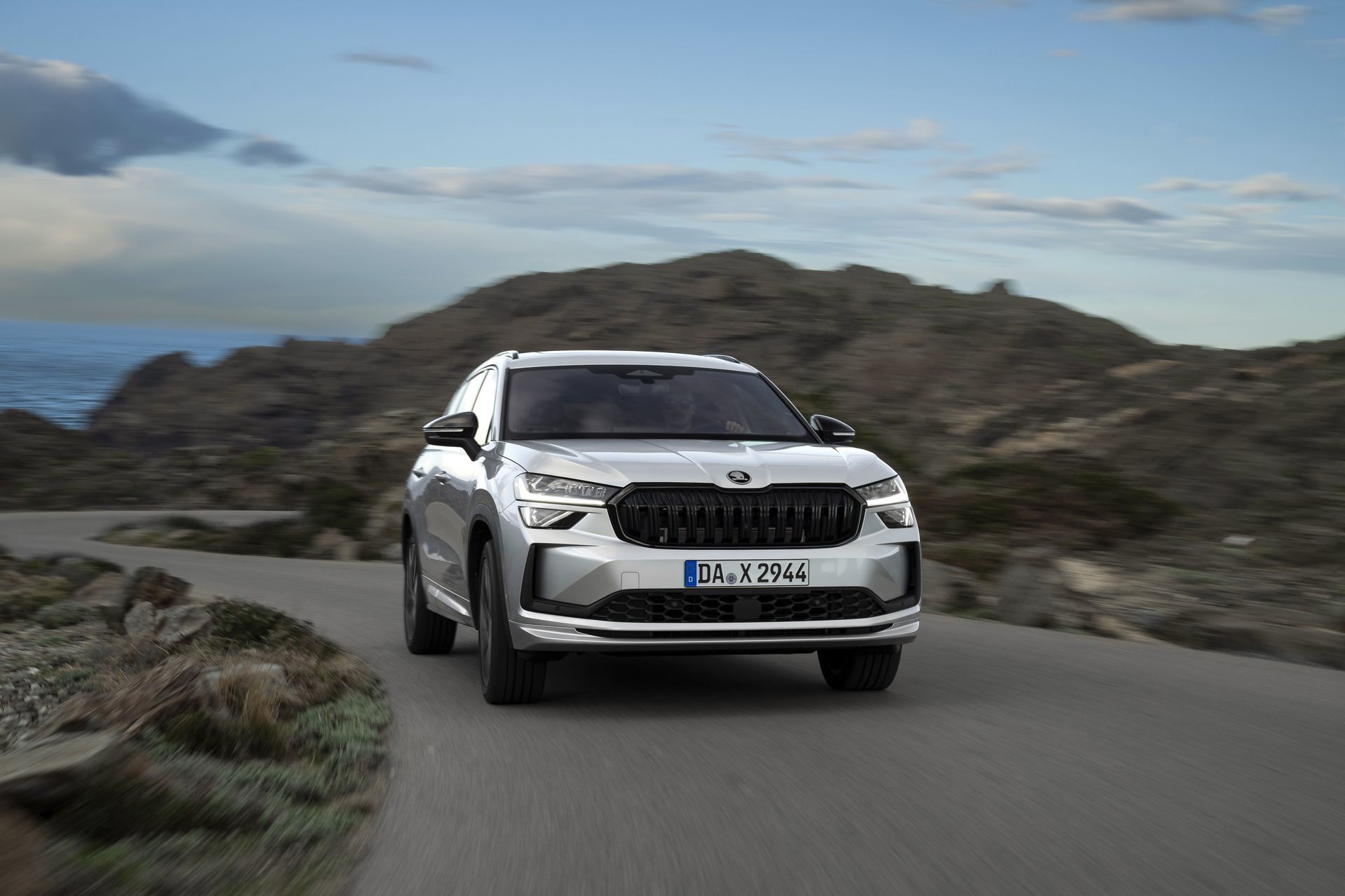 Škoda Kodiaq 2024 en su faceta dinámica, rodando por carretera con imponencia y estilo.