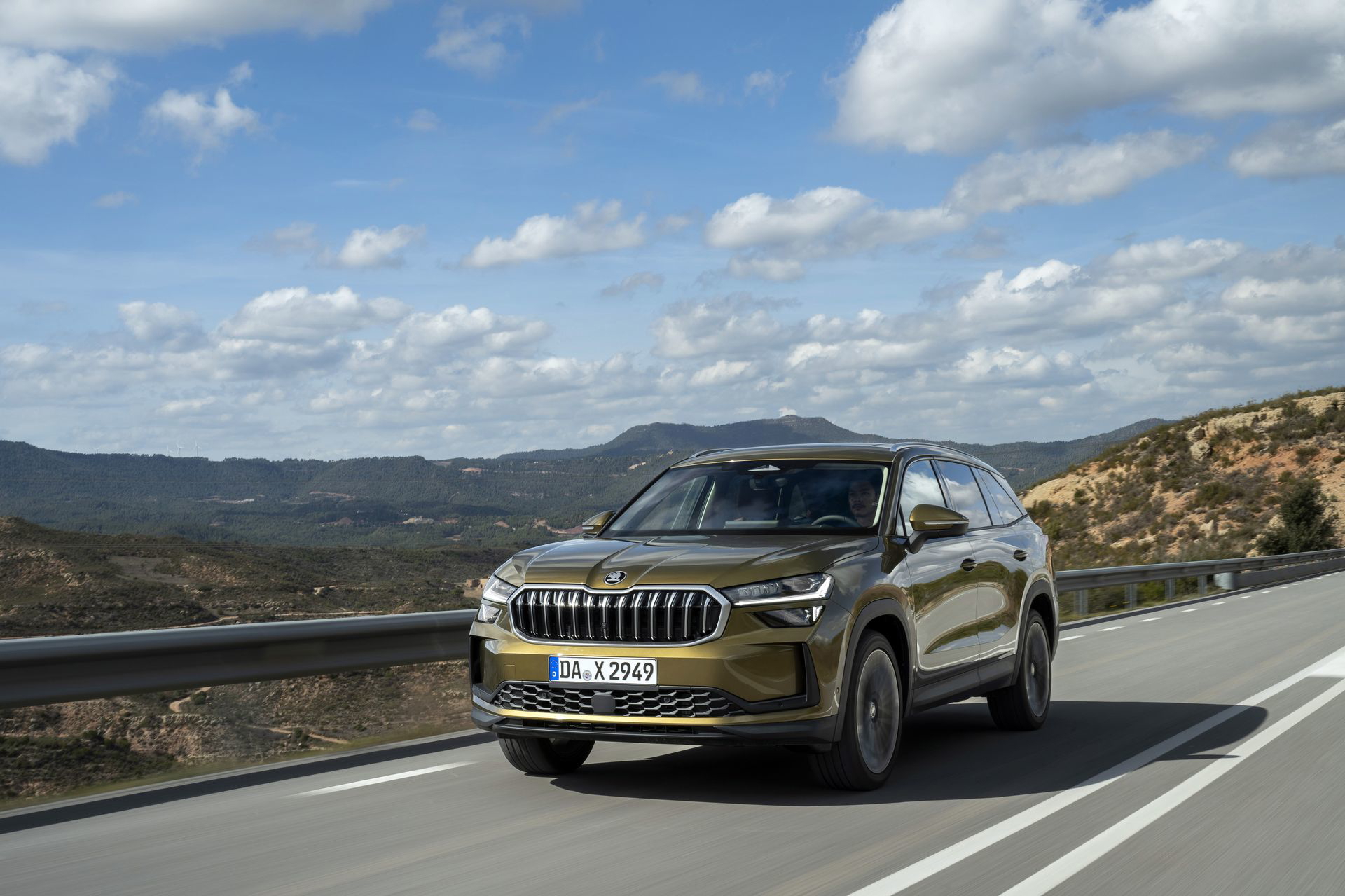 Vista dinámica del Škoda Kodiaq 2024 rodando por carretera abierta.