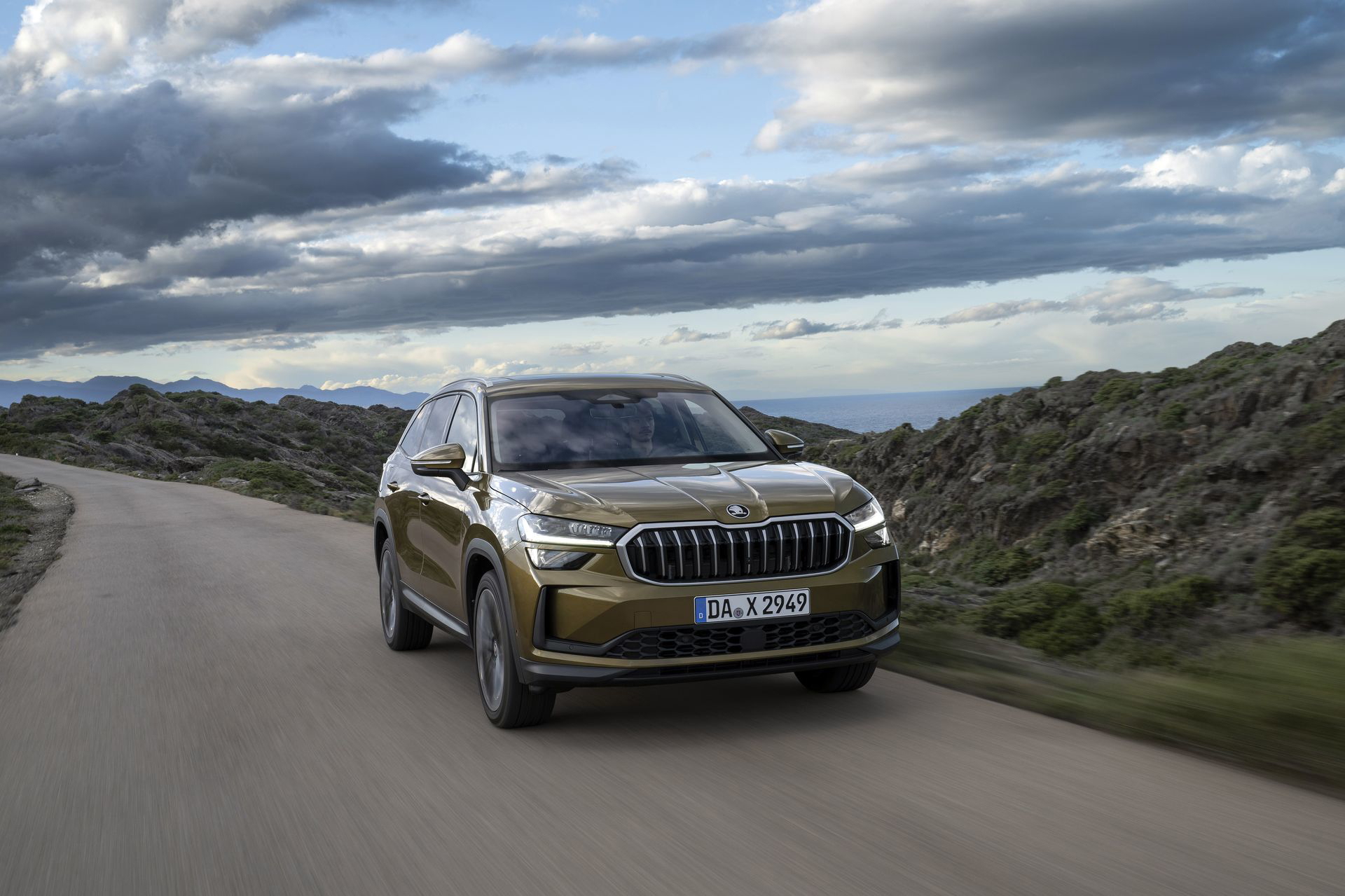 Vista dinámica del Škoda Kodiaq 2024 rodando en carretera abierta.