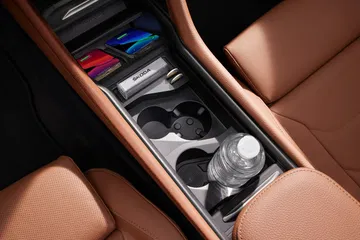 Vista de la elegante consola central del Skoda Kodiaq 2024 con acabados premium.