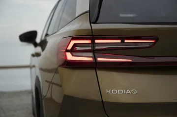 Vista detallada de la parte trasera y lateral del Skoda Kodiaq 2024.