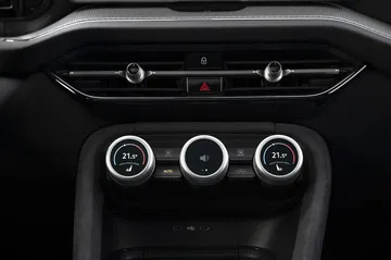 Vista detallada del sistema de climatización del Škoda Kodiaq 2024, con pantalla digital.