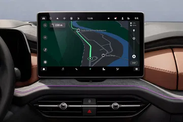 Vista del sistema de infotenimiento del Skoda Kodiaq 2024, destacando su pantalla táctil y acabados.