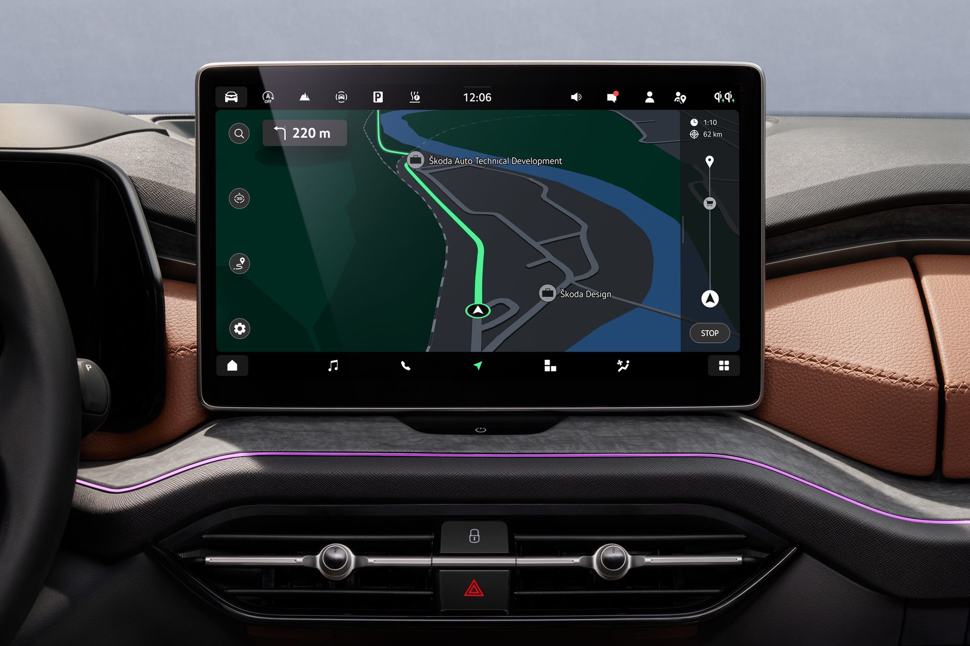 Vista del sistema de infotenimiento del Skoda Kodiaq 2024, destacando su pantalla táctil y acabados.