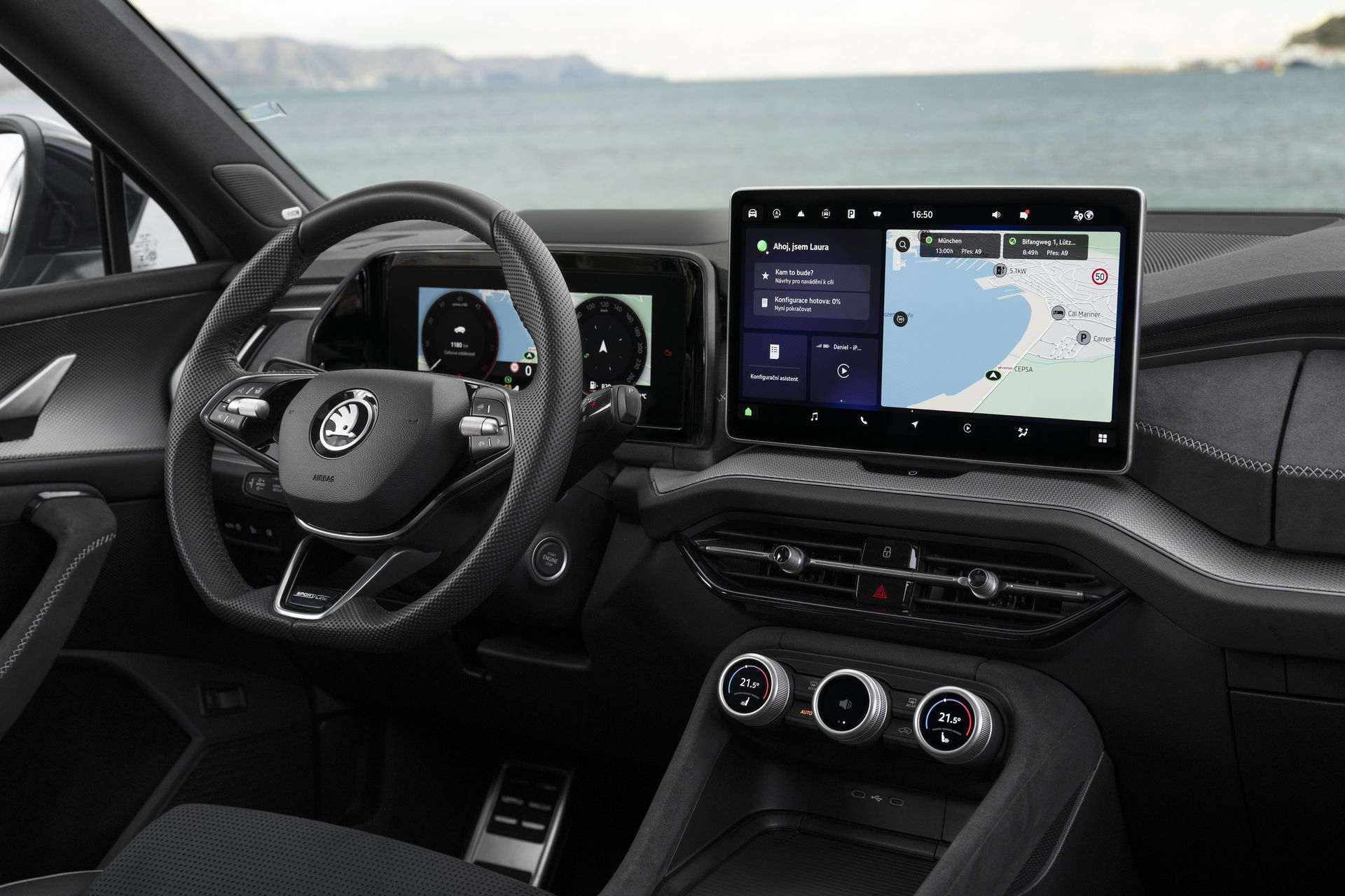 Vista del volante y sistemas de infotainment del Skoda Kodiaq 2024.