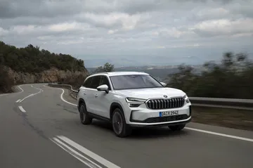 Vista dinámica del Skoda Kodiaq 2024 rodando en carretera curva.