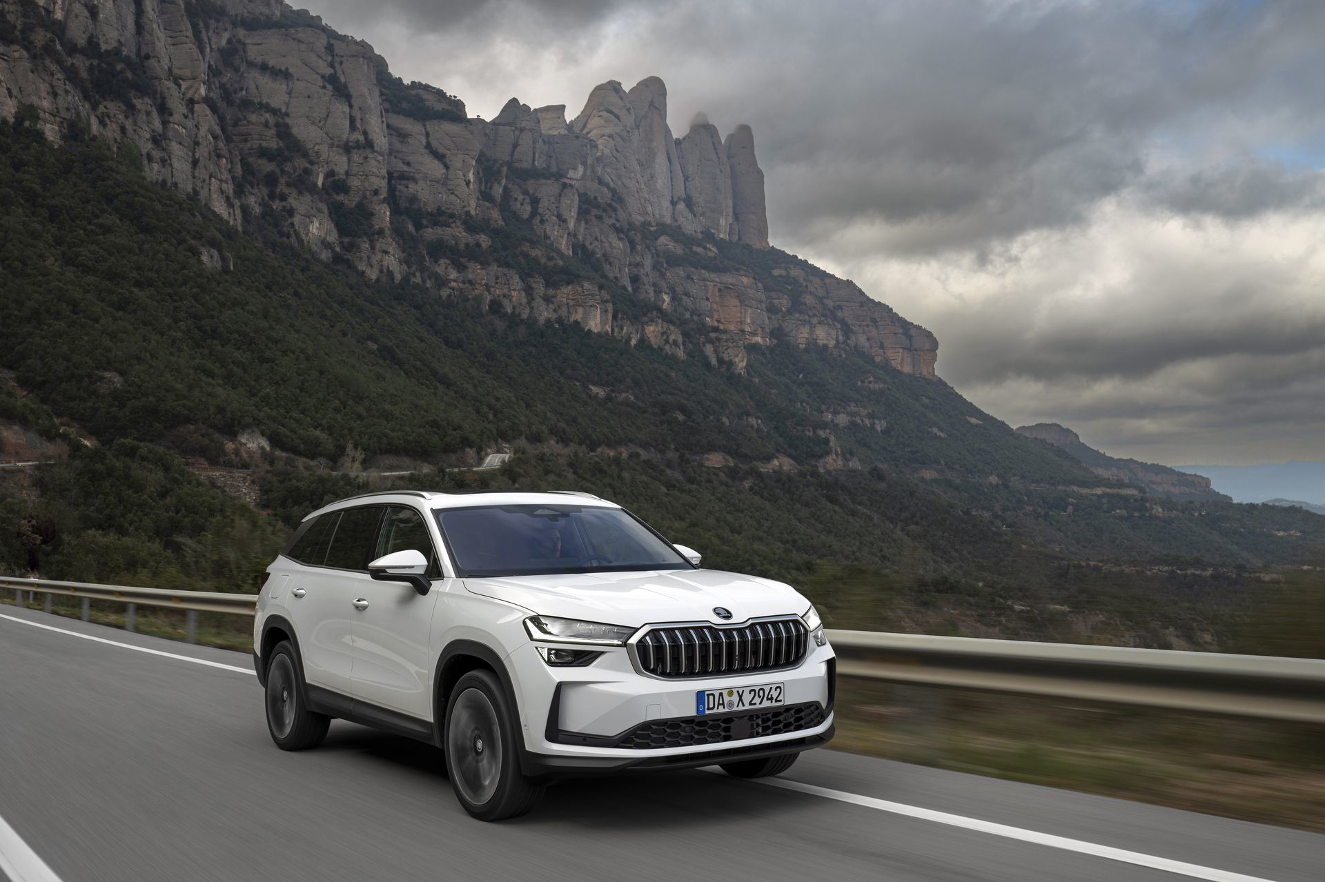 Vista dinámica del Škoda Kodiaq 2024 circulando por carretera de montaña