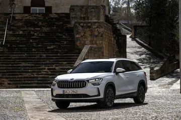 Vista frontal y lateral del Skoda Kodiaq 2024, destacando su robustez y elegancia.