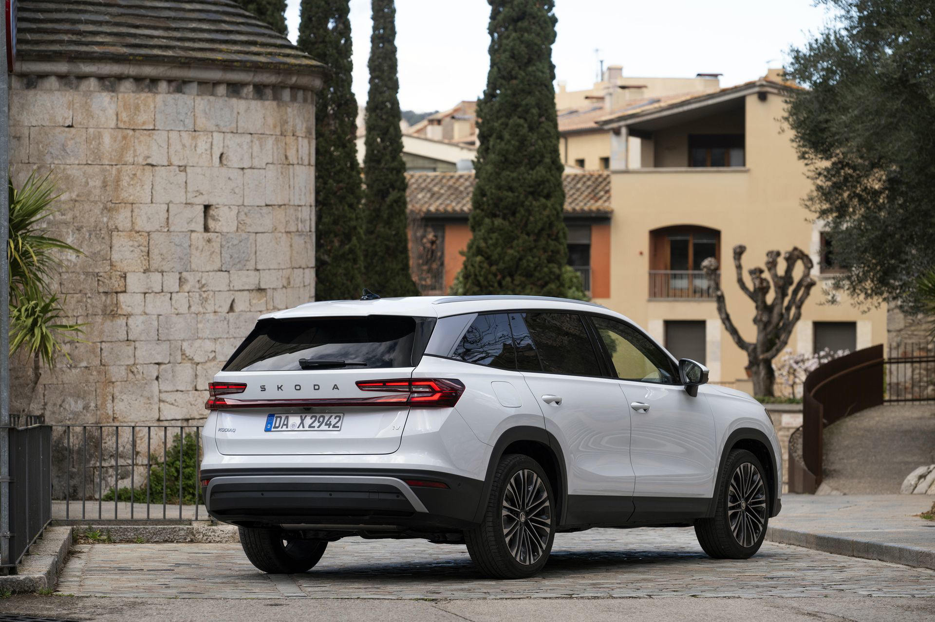 Vista trasera y lateral del Skoda Kodiaq 2024, mostrando su diseño robusto y elegantes líneas.