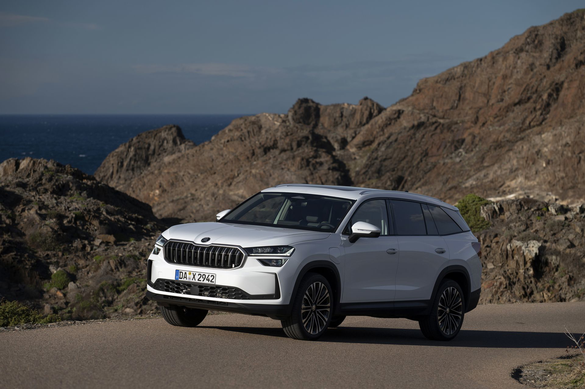 Skoda Kodiaq 2024 posando con elegancia ante un escenario rocoso.