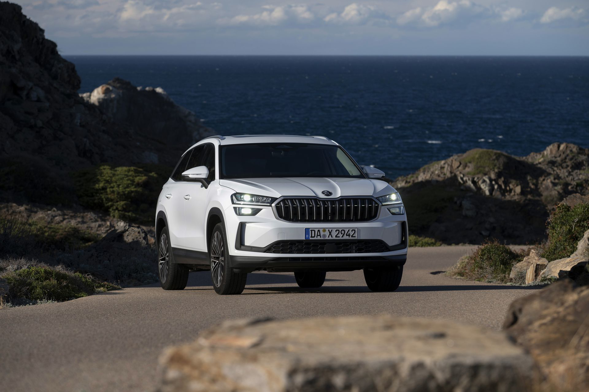 Vista frontal lateral del Škoda Kodiaq 2024 en entorno natural.