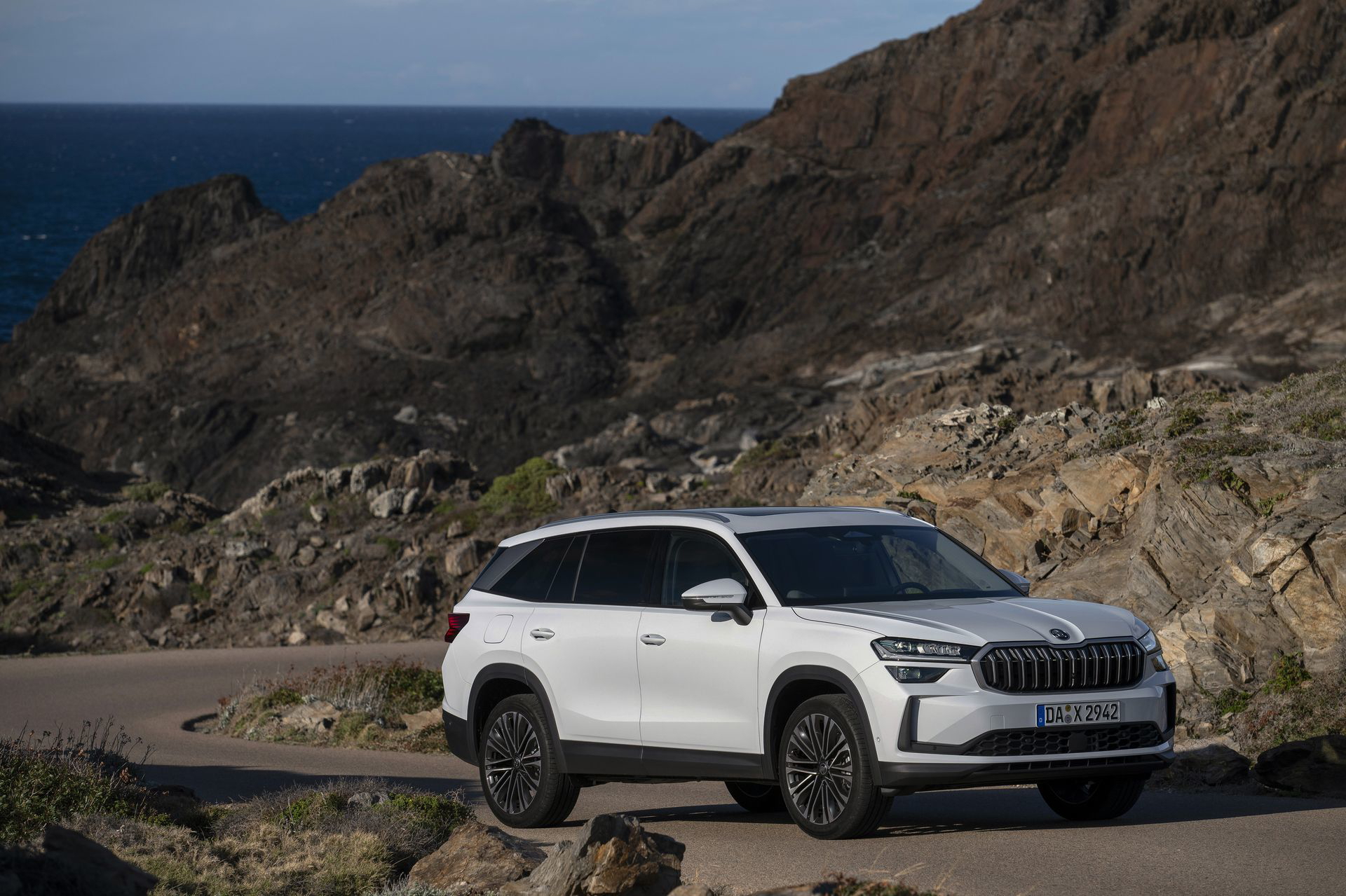 Vista lateral del Skoda Kodiaq 2024 en carretera de montaña