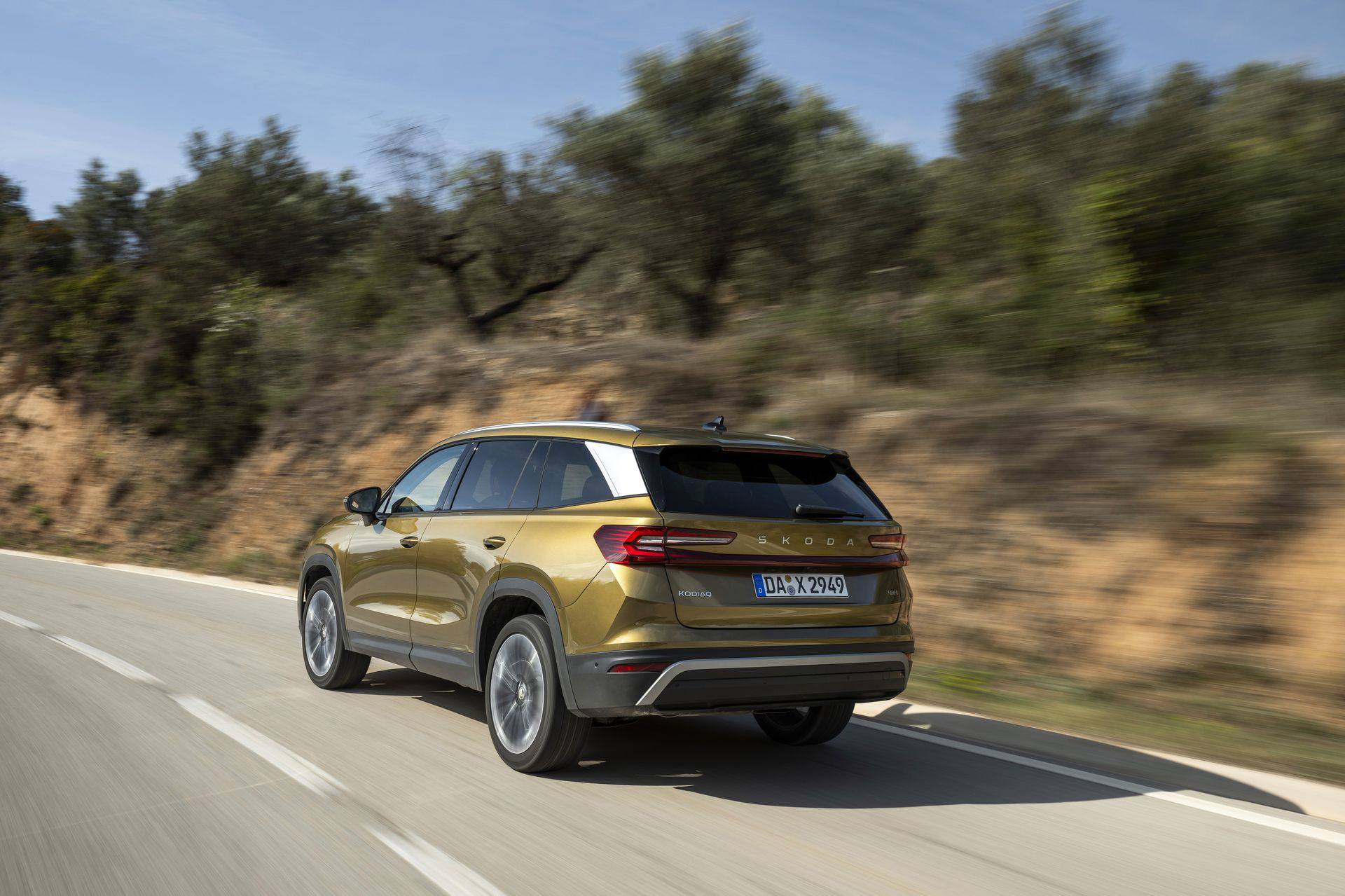 Vista trasera lateral del Škoda Kodiaq 2024 en movimiento, destacando su línea dinámica y diseño robusto.
