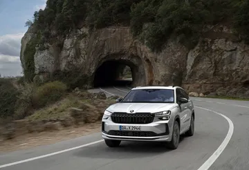 Vista dinámica del Škoda Kodiaq 2024, destacando su frontal y línea lateral.