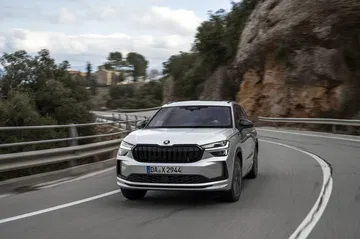 Vista dinámica del Škoda Kodiaq 2024 en carretera, mostrando su imponente frontal y líneas laterales.