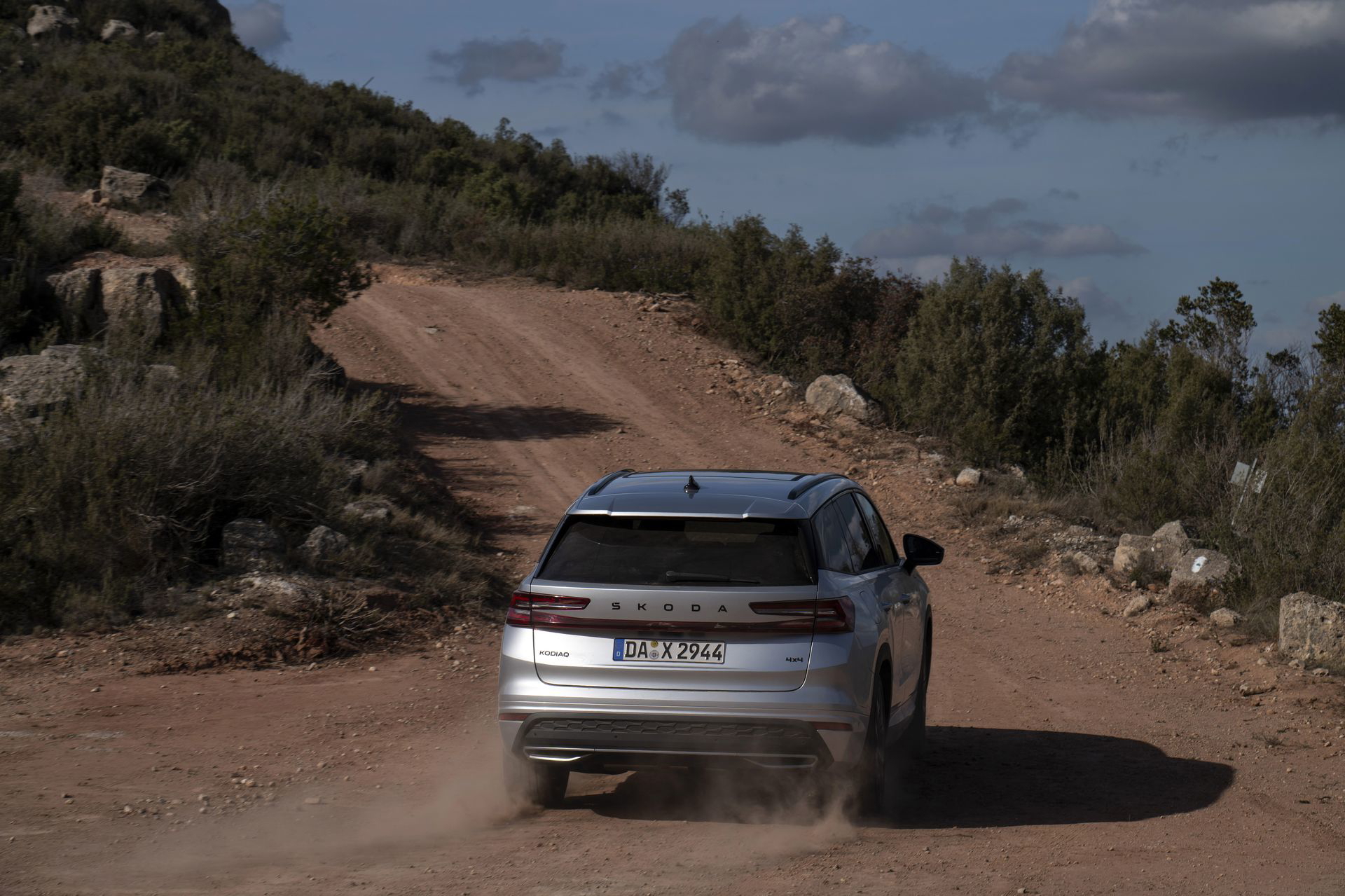 Vista trasera del Skoda Kodiaq 2024 mostrando su capacidad en caminos de tierra.