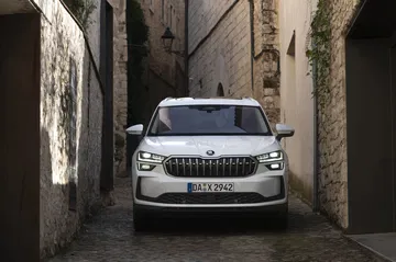 Visión frontal del Škoda Kodiaq 2024 destacando su parrilla y faros
