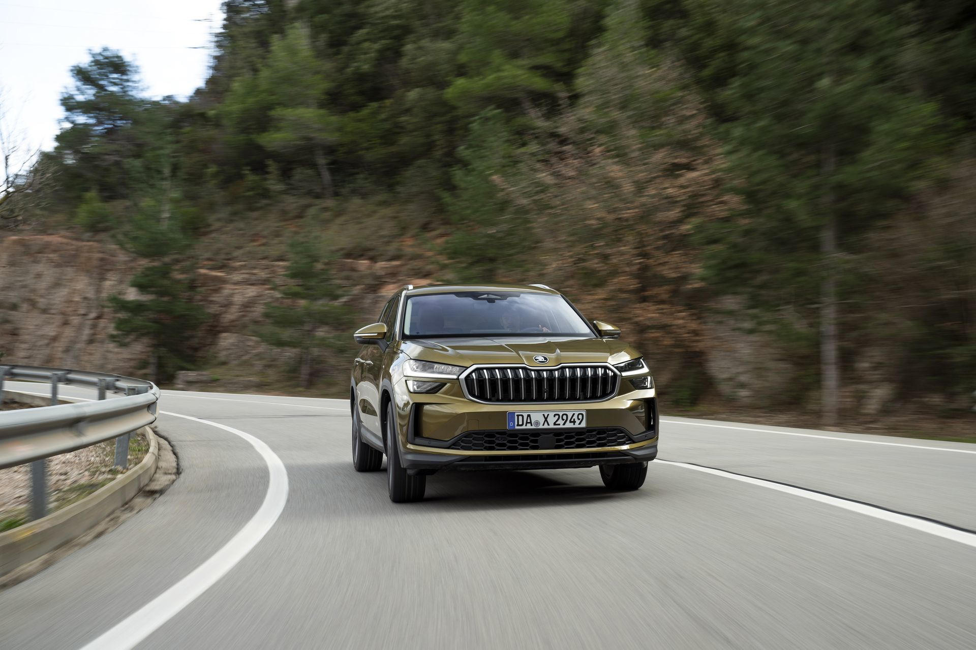 Vista dinámica del Škoda Kodiaq 2024 rodando en carretera serpenteante.